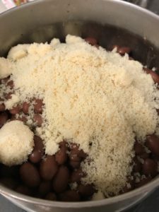 金時豆に半分量の三温糖を入れる