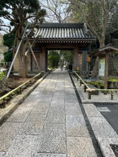 報国寺山門前